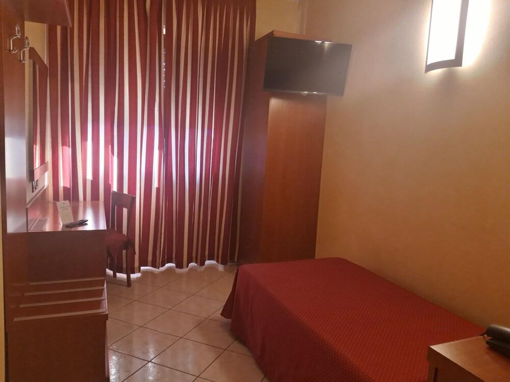 Hotel Ceretto Busca Buitenkant foto